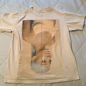 Ariana Grande t-shirt in GREATT condition!!